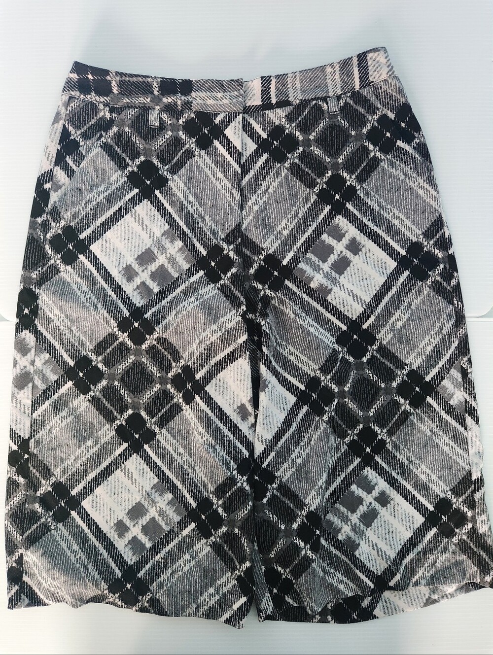 New York & Company Plaid Dressy Bermuda Shorts in Black & White Size 6